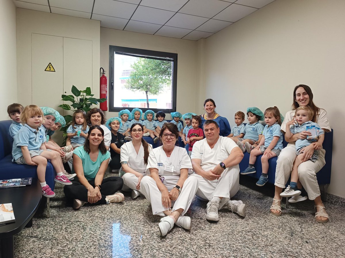 carmelitestgn's tweet photo. #ADMTWC #LLARC Els nens i les nenes de la llar, classe dels Kiwis, fem una visita a l'hospital @umivaleactiva de Tarragona. Gràcies infermeres, infermer i Alba per explicar-nos la vostra feina! #aprenemfentipensant #depetitsagransCarmelites https://t.co/oLo9wJGDtg