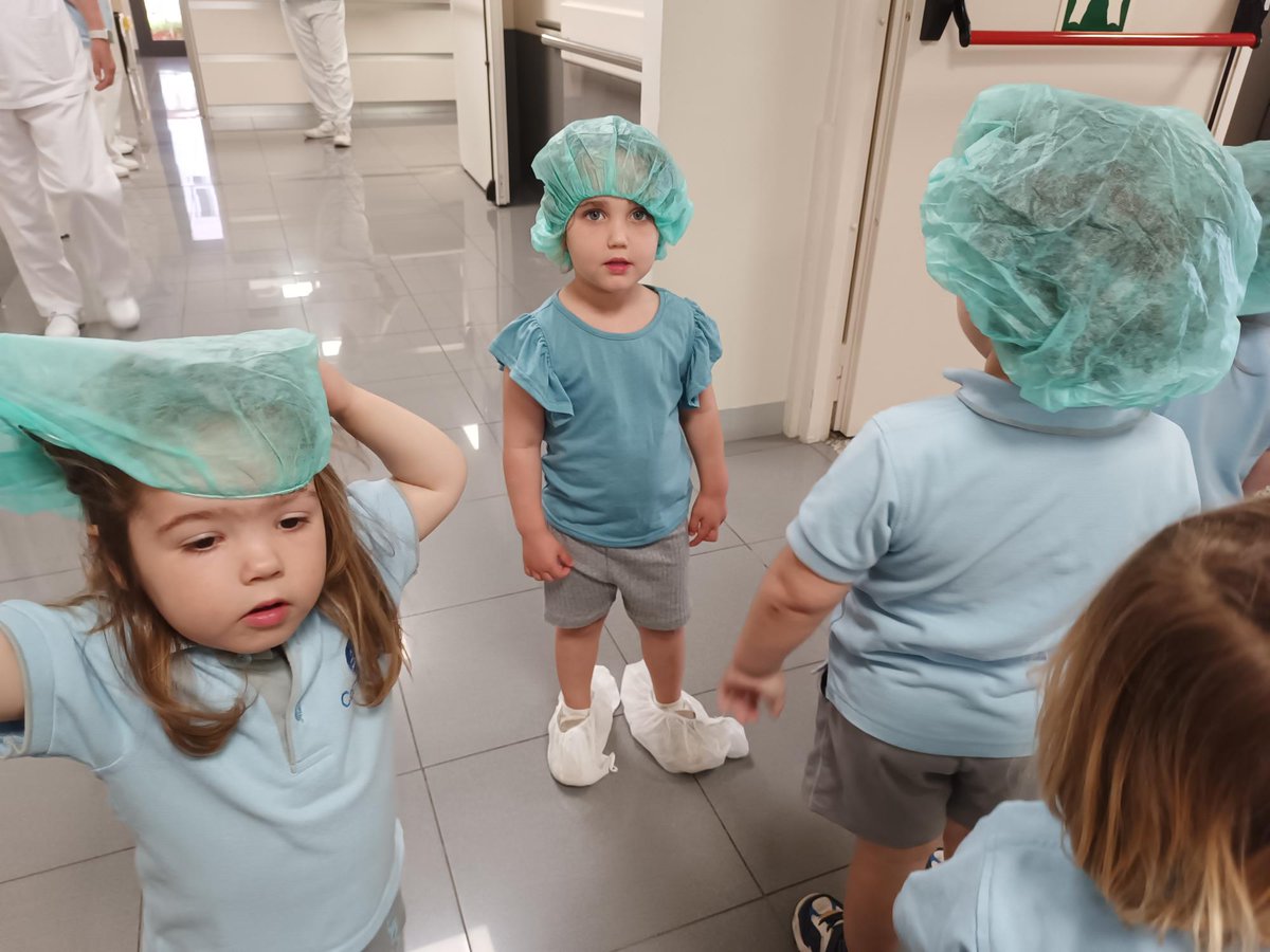 carmelitestgn's tweet photo. #ADMTWC #LLARC Els nens i les nenes de la llar, classe dels Kiwis, fem una visita a l'hospital @umivaleactiva de Tarragona. Gràcies infermeres, infermer i Alba per explicar-nos la vostra feina! #aprenemfentipensant #depetitsagransCarmelites https://t.co/oLo9wJGDtg