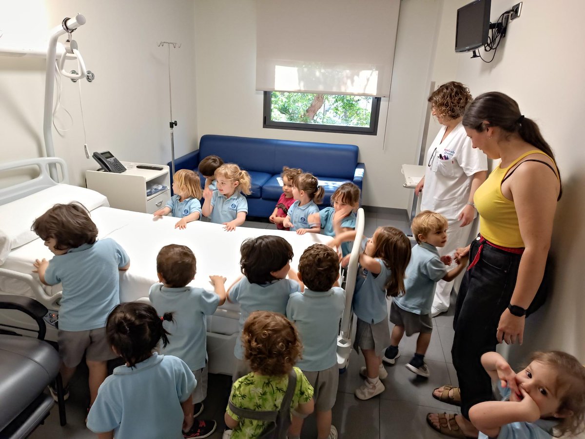 carmelitestgn's tweet photo. #ADMTWC #LLARC Els nens i les nenes de la llar, classe dels Kiwis, fem una visita a l'hospital @umivaleactiva de Tarragona. Gràcies infermeres, infermer i Alba per explicar-nos la vostra feina! #aprenemfentipensant #depetitsagransCarmelites https://t.co/oLo9wJGDtg