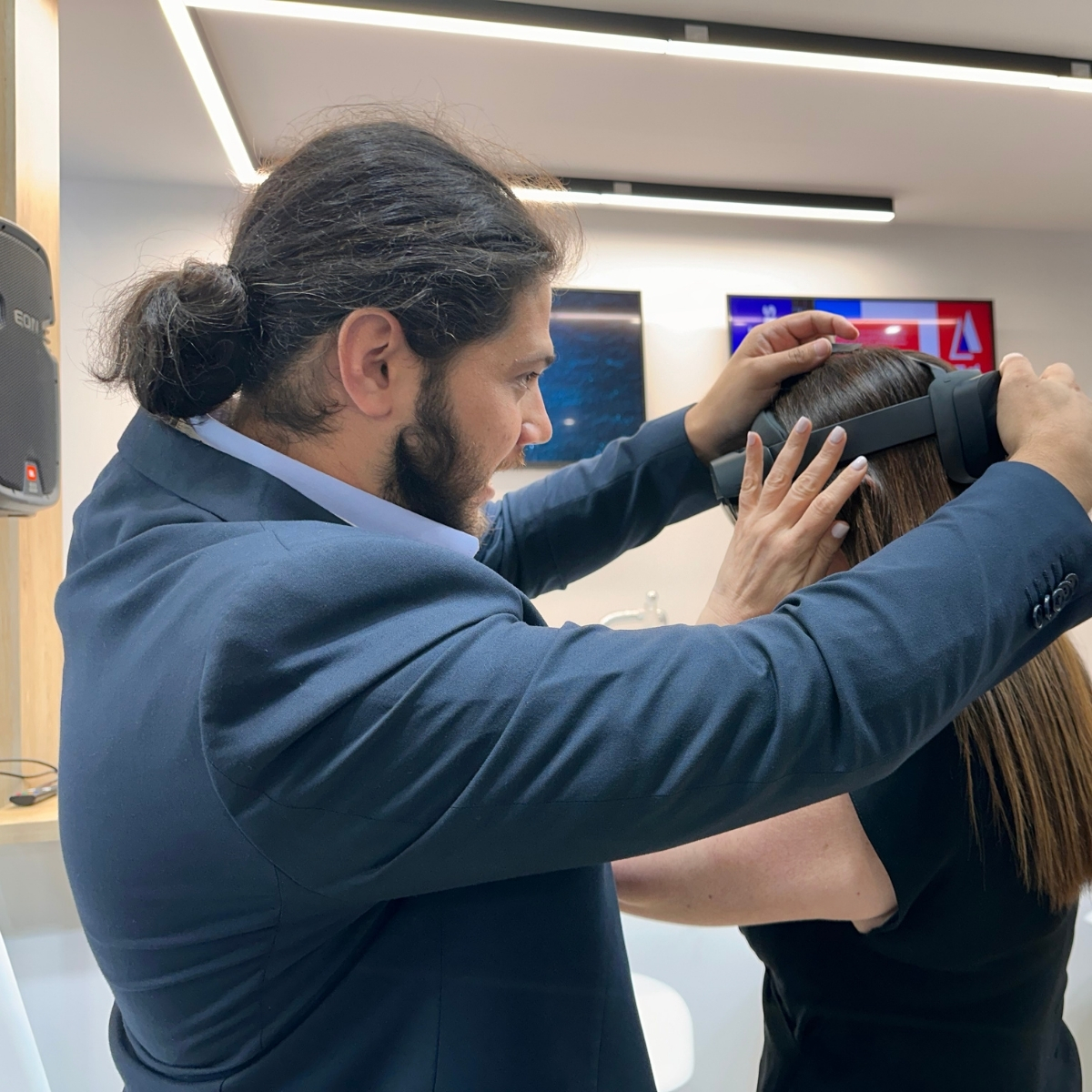 Ascanio_io's tweet photo. Honored to host Deputy Shipping Minister Mrs. Marina Hadjimanolis at Posidonia! She explored our Mixed Reality tech for inspections, engine maintenance, and emergencies. Impressed by its potential! 

#AscanioMaritime #MixedReality #Posidonia2024 https://t.co/3r2NKGtktt