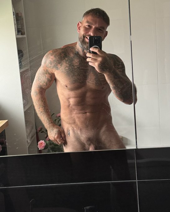 Do you like a man with a bush? Big hairy balls? Smelling like gym locker room? https://t.co/36SwAntu