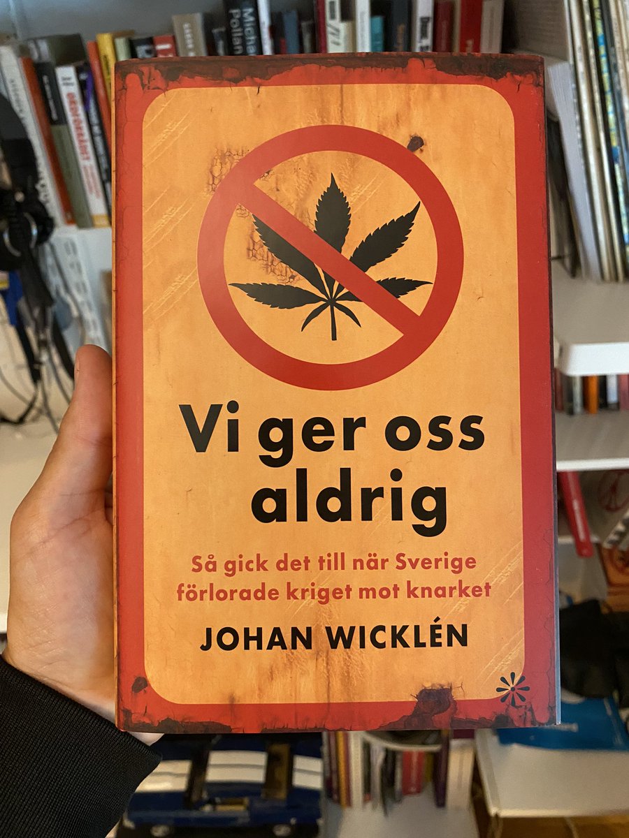 Folkbildning i sommar! Mer aktuell än någonsin. Har ett gäng hemma och kan skicka signerade ex. Köp till dig själv eller någon du tycker om, alternativt anser behöver få en mer nyanserad bild av frågan. Skriven av Sveriges enda narkotika-neutrala journalist. 🇸🇪 🥦 (beställ i DM)