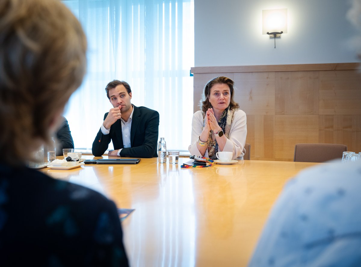 Mantelzorgers verdienen erkenning en ruimte om werk te combineren met zorg voor hun naasten. Gisteren ontving ik samen met <a href="/MaartenOoijen/">Maarten van Ooijen</a> de Mantelzorgvisie van de <a href="/FNV/">FNV</a>. Belangrijk dat er meer aandacht wordt gevraagd voor de positie van mantelzorgers. Dank voor dit advies!