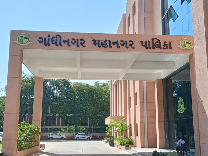 DDNewsGujarati's tweet photo. 👉ગાંધીનગર મહાનગરપાલિકામાં મેયર-ચેરમેન સહિતના હોદ્દેદારોની મુદત 20 એપ્રિલના રોજ પૂરી થઈ

👉નવા હોદ્દેદારોમાં મેયરનું પદ મહિલા માટે અનામત, આગામી 10 જૂને સામાન્ય સભામાં યોજાશે ચૂંટણી

👉મેયર- ચેરમેન અને ડેપ્યુટી મેયર સહિતના હોદ્દાઓની પસંદગી કરાશે

#Gandhinagar https://t.co/zKYQJlgC4Y