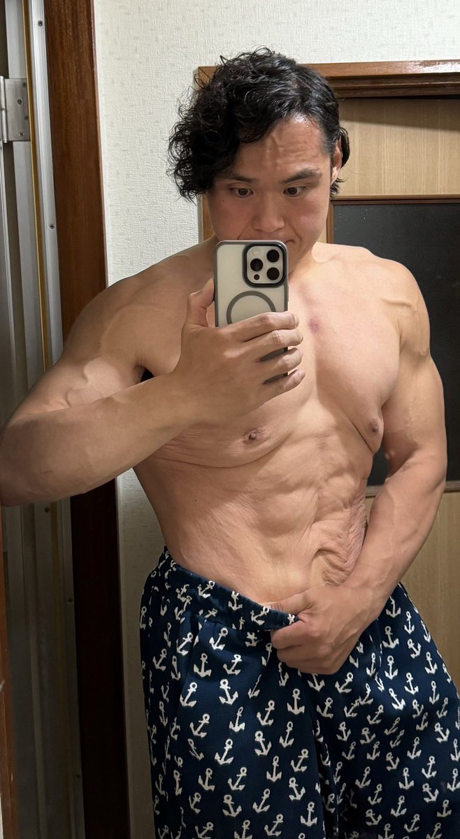 masunoyama_1101's tweet photo. 減量開始して1ヶ月半経過
約7キロぐらい落ちました🔥

今回は炭水化物も食べながらなので、トレーニング強度もそんなに落ちてないので順調です！

やっとうっすら腹筋がコンニチハしてきました😁

目標体重の85kgまで頑張って継続します👍 https://t.co/q2o96hUZdI
