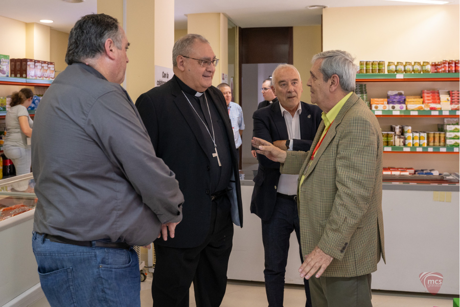 Archigranada's tweet photo. Visita al Economato diocesano del arzobispo, acompañado por la Real Federación. El Economato cumple su X aniversario de ayuda a las familias más necesitadas, con el lema "10 años sembrando misericordia".

✍️https://t.co/jIdIwWCDfw

@jmgilt @Fedcofrgr @EconomatoFSMM #ArchiGranada https://t.co/Cj7utBhepz