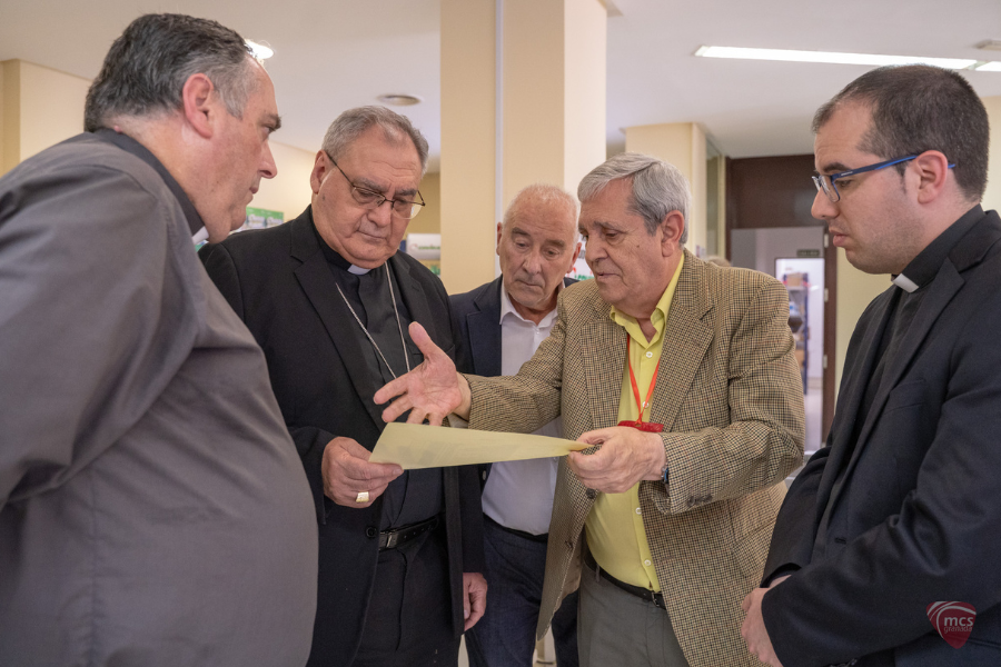 Archigranada's tweet photo. Visita al Economato diocesano del arzobispo, acompañado por la Real Federación. El Economato cumple su X aniversario de ayuda a las familias más necesitadas, con el lema "10 años sembrando misericordia".

✍️https://t.co/jIdIwWCDfw

@jmgilt @Fedcofrgr @EconomatoFSMM #ArchiGranada https://t.co/Cj7utBhepz