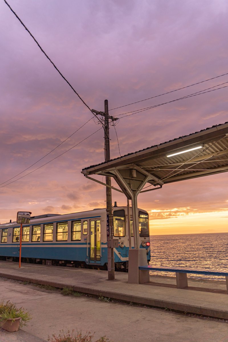 夢へと続く夕暮れ列車