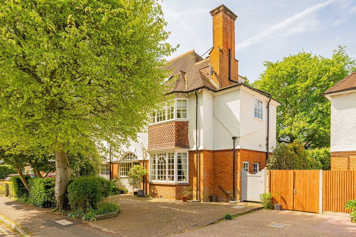 JacksonStops's tweet photo. #WaltononThames
This #hallsadjoining period family home offers around 2,500 sq ft of accommodation filled with a wealth of #periodfeatures, with mature private garden. On the market with #JacksonStops #Weybridge with a guide price of £1,575,000.
https://t.co/lNCAYnelpx https://t.co/7OOAvAAx0S
