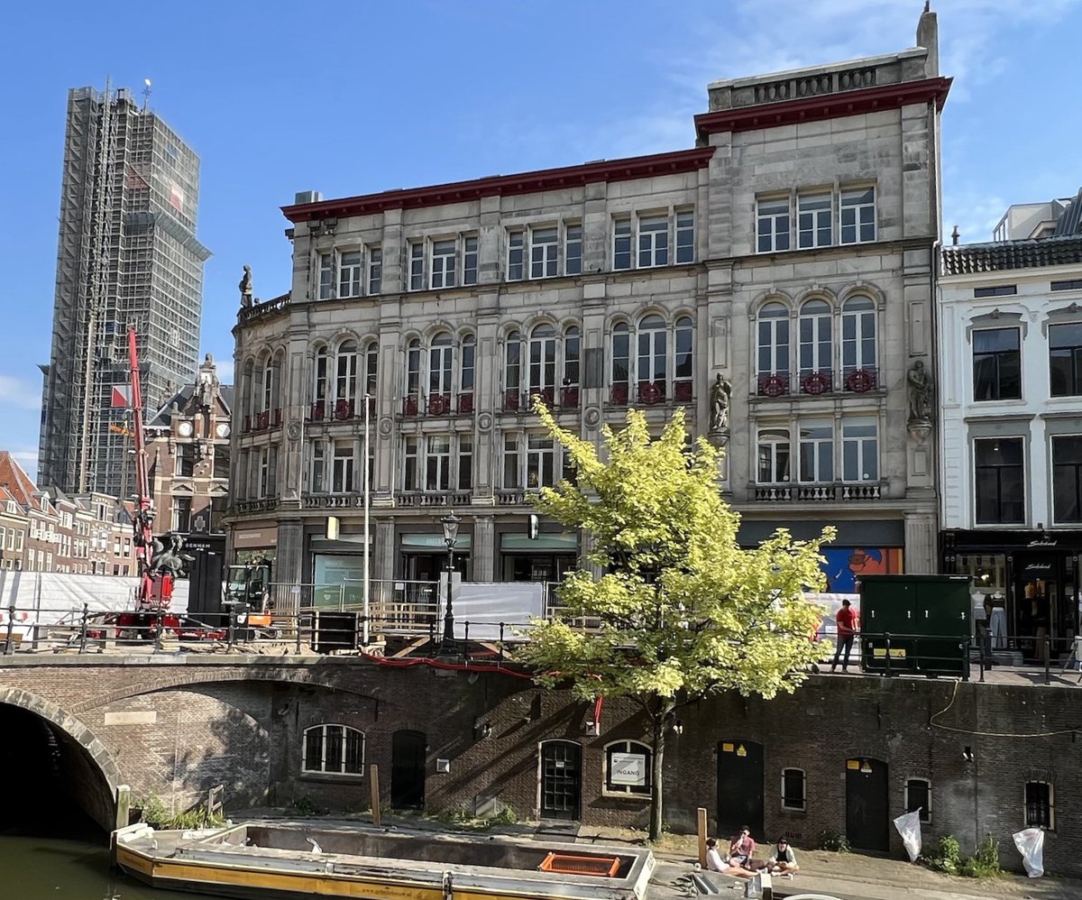 Er wordt hard gewerkt aan de unieke Utrechtse werven en kelders! Kom op Dag van de Bouw (za 8 jun) een kijkje nemen achter de bouwhekken, in de kelders en op de werven. Met uitleg van de betrokken professionals en speciale activiteiten voor kinderen. Info: bit.ly/3VtzPon