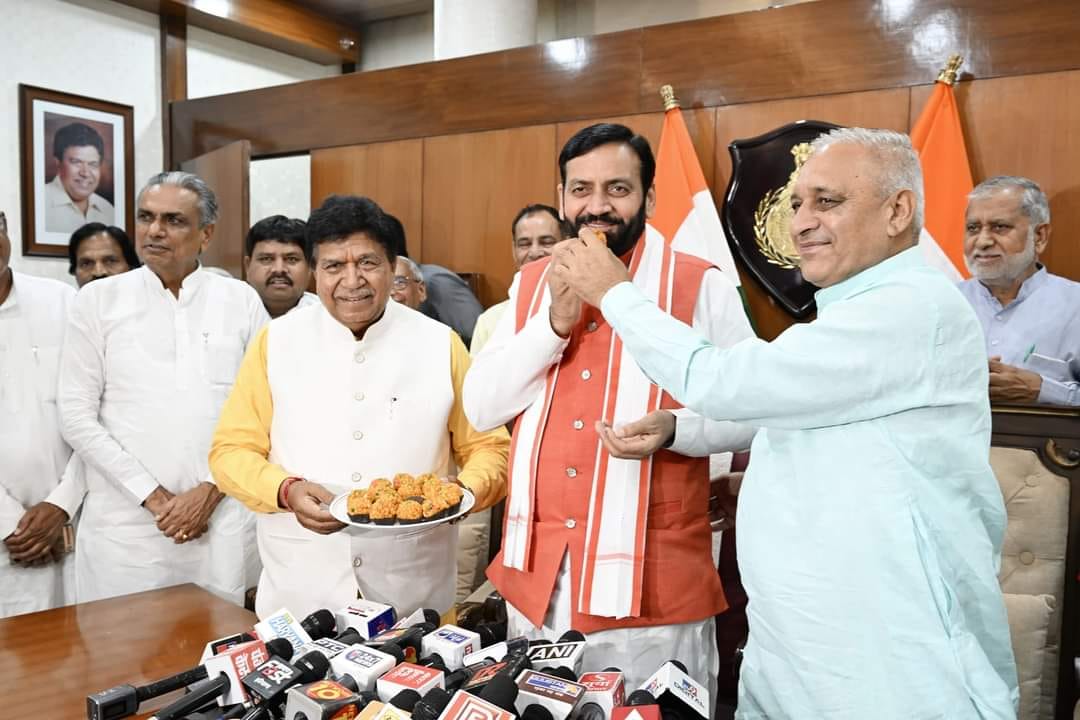 BJP4Haryana's tweet photo. आज मुख्यमंत्री श्री @NayabSainiBJP जी ने हरियाणा विधानसभा पहुंचकर करनाल के विधायक के रूप में शपथ ली।इस अवसर पर उन्होंने करनाल की देवतुल्य जनता और कार्यकर्ताओं का आभार व्यक्त किया। https://t.co/gLyokmNJL6