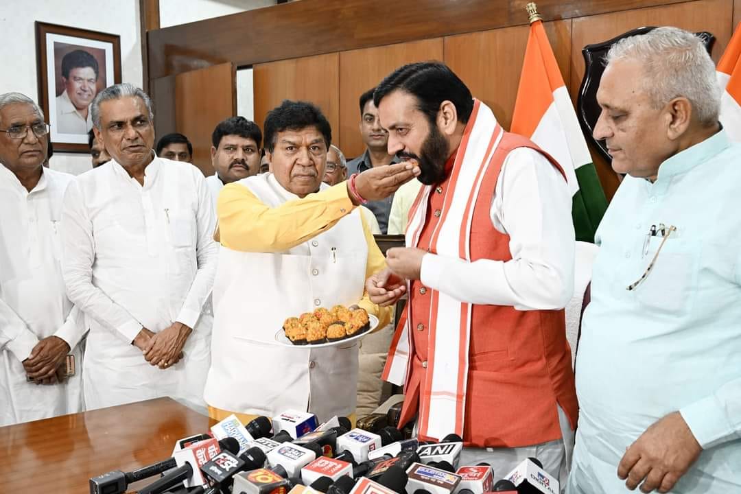 BJP4Haryana's tweet photo. आज मुख्यमंत्री श्री @NayabSainiBJP जी ने हरियाणा विधानसभा पहुंचकर करनाल के विधायक के रूप में शपथ ली।इस अवसर पर उन्होंने करनाल की देवतुल्य जनता और कार्यकर्ताओं का आभार व्यक्त किया। https://t.co/gLyokmNJL6