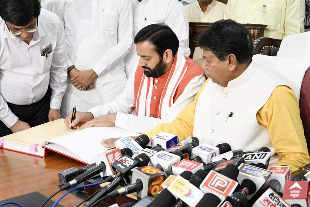 BJP4Haryana's tweet photo. आज मुख्यमंत्री श्री @NayabSainiBJP जी ने हरियाणा विधानसभा पहुंचकर करनाल के विधायक के रूप में शपथ ली।इस अवसर पर उन्होंने करनाल की देवतुल्य जनता और कार्यकर्ताओं का आभार व्यक्त किया। https://t.co/gLyokmNJL6