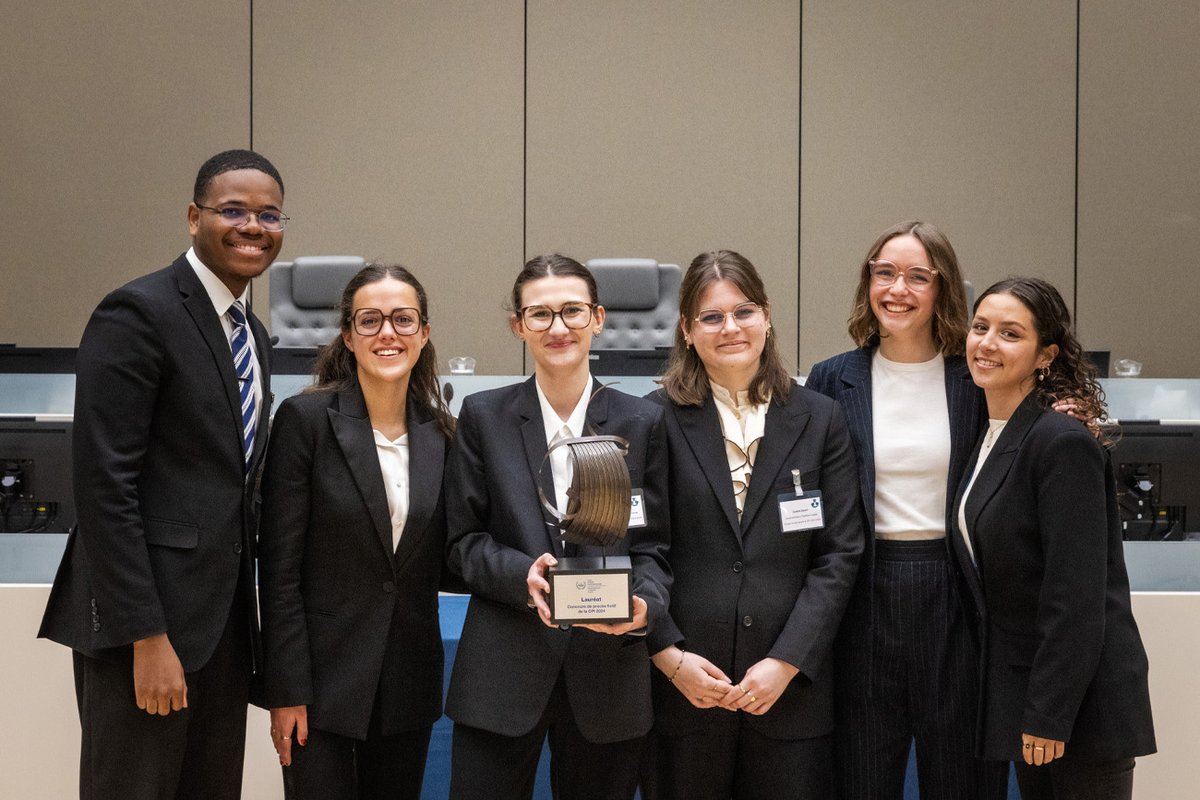 AssasUniversite's tweet photo. 🏅.@AssasUniversite remporte la version française du concours de plaidoirie de la @CourPenaleInt !
📣Retour sur la victoire en finale des étudiants du @MasterDHJIAssas ! Félicitations à l'équipe lauréate ! #GoAssas
🔗+ d'infos : https://t.co/tBc4BTiuIS https://t.co/zc5Bf0wjtt