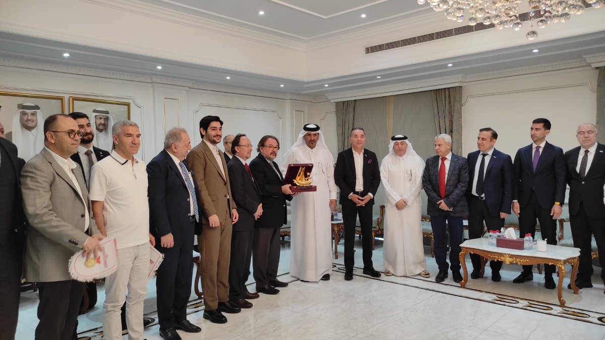 deikiletisim's tweet image. Türkiye-Katar İş Konseyimiz, @BasarArioglu başkanlığında Katar'a heyet ziyareti gerçekleştirdi.

Ziyarette,

📍@TC_DohaBE Büyükelçimiz Dr. Mustafa Göksu ile Tanışma Toplantısı ve Resepsiyon 
📍Katar Finans Merkezi
📍Katar Ticaret ve Sanayi Odası (@Qatar_Chamber)
📍Mannai Group