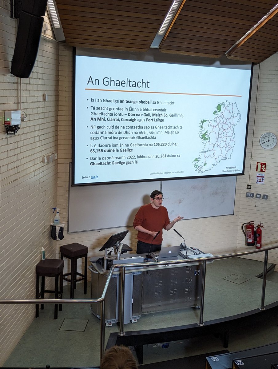 IsMiseJoe's tweet photo. @Stiofan_OB ag cur tús leis an tríú lá de Scoil Samhraidh Choláiste na nEalaíon agus na nDaonnachtaí, UCD. @UCDScoilGLCB @HumanitiesUCD https://t.co/hdHfkyYfYh