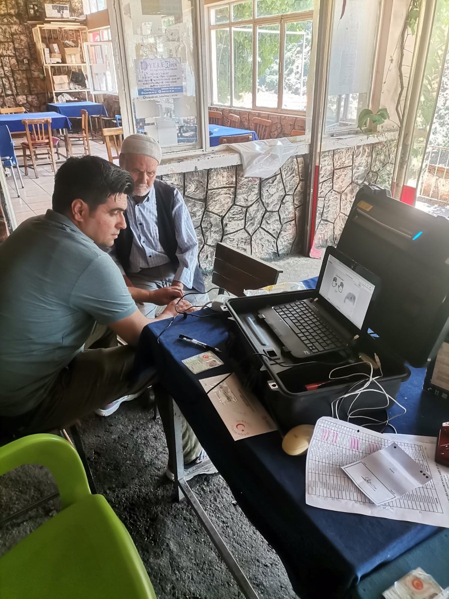 KoskNufus's tweet photo. Gökgiriş mahallemizde yaşayan ve müdürlüğümüze gelemeyecek durumda olan vatandaşlarımızın Kimlik Kartı müracaatını Adreste Nüfus Hizmetleri kapsamında aldık. #hayatınızınheranında @TCNufus @GLN66942341 @ozkan_akyol_ https://t.co/QDYUuKfIFU