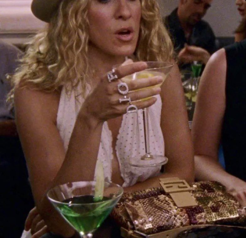 sunshinexguava's tweet photo. declaring this as my carrie bradshaw summer🍸 https://t.co/25g8BOdUX4