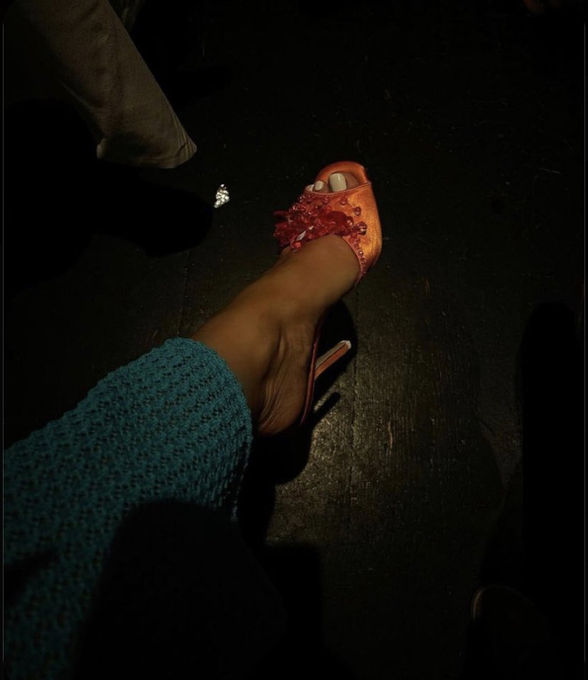 sunshinexguava's tweet photo. declaring this as my carrie bradshaw summer🍸 https://t.co/25g8BOdUX4