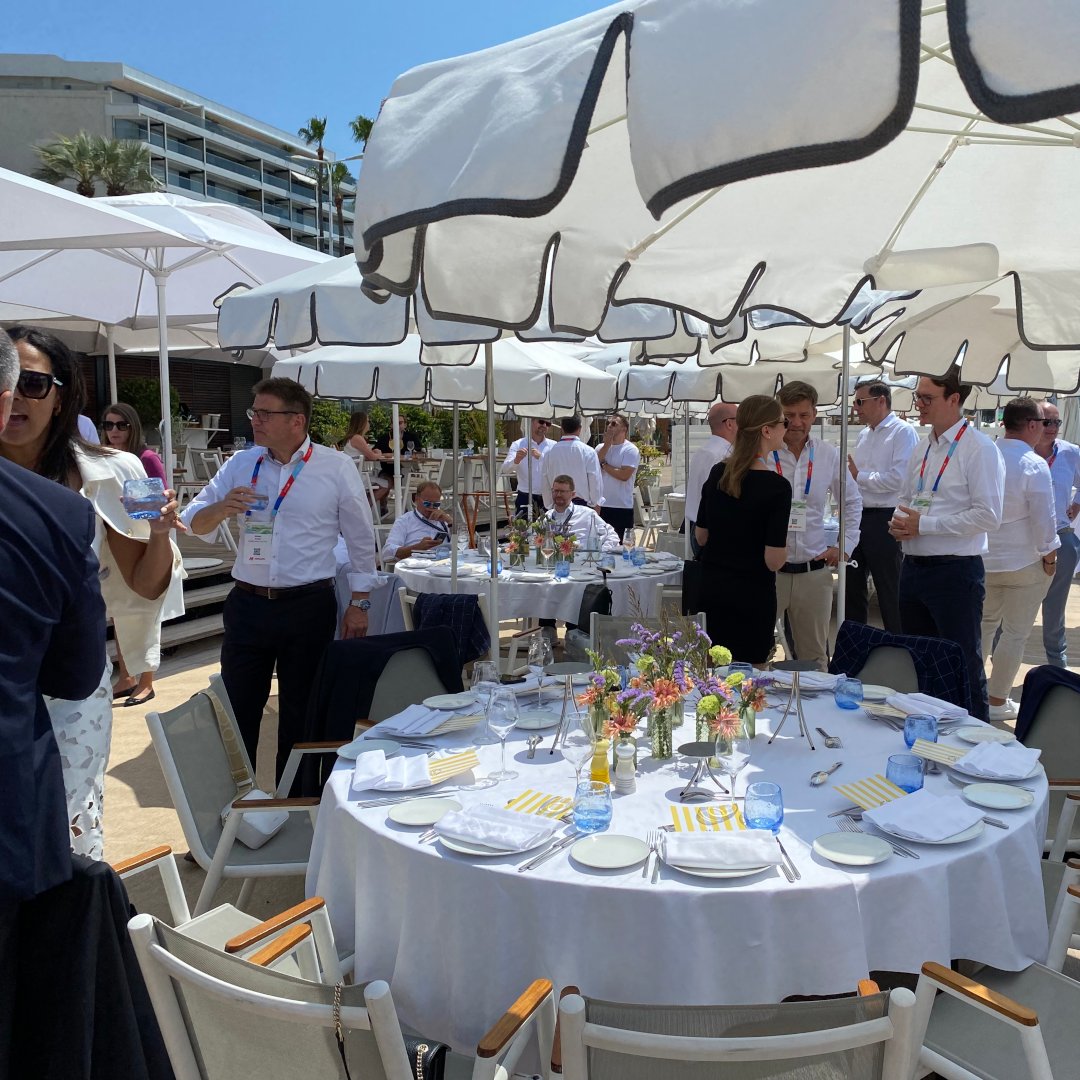 GDA_Datacenters's tweet photo. Gestern traf sich die @GDA_Datacenters unter der Sonne der Côte d’Azur zum entspannten #Lunch &amp; #Networking, gefolgt von einer spannenden Paneldiskussion, moderiert von @AnnaKlaft, über die Zukunft nach der FLAP-D Ära und die Rolle sekundärer Märkte.

#DatacloudGlobalCongress https://t.co/njoLrvCa9r