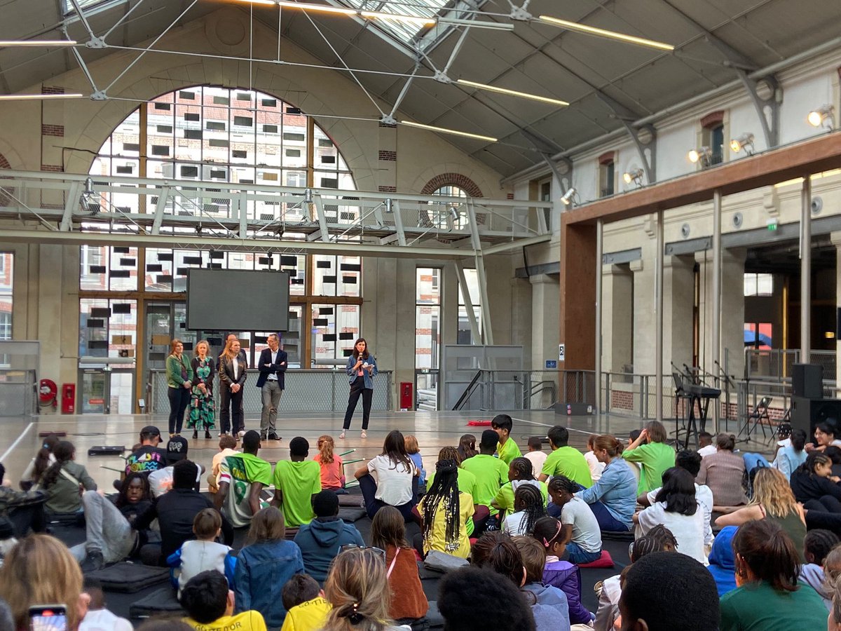 cbrossel's tweet photo. La culture rassemble et émancipe. Au @104paris, le Forum des dynamiques culturelles réunit les oeuvres et est le théâtre de représentations d’élèves, d’associations et de centres sociaux. Des créations réalisées avec de nombreux artistes. Encore une belle édition #Paris19 ! https://t.co/e1x8xKYxqz