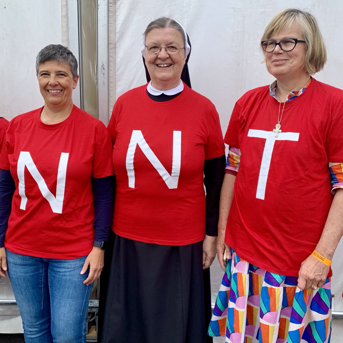 NYwelskop's tweet photo. #FriedenbegiNNT -
mit diesem 👇Lieblingsfoto vom #Katholikentag in #Erfurt will ich heute bekräftigen: Im @Caritas_web sind ganz verschiedene starke Frauen engagiert,
die NOT NACHTS & TAGSÜBER
sehen und handeln 😉 https://t.co/MU2EcccY4R