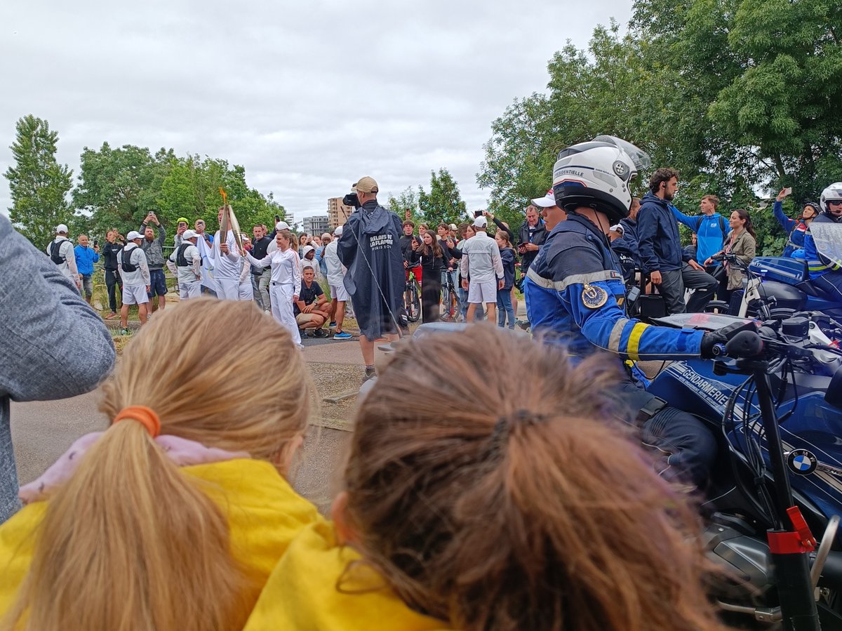 CNFUnesco's tweet photo. 🎓🎉 Cérémonie d’accréditation à @LaJoliverie, nouvelle école associée de  l’@UNESCO, à l’occasion du passage de la flamme Olympique et de l’inauguration de la Maison de la Paix. Félicitations et bienvenue dans  le réSEAU ! @ASPnetUNESCO https://t.co/cBkYFPMNVf