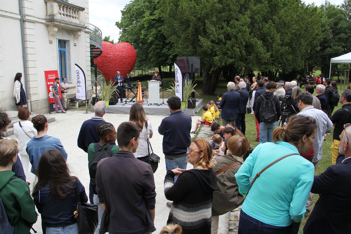 CNFUnesco's tweet photo. 🎓🎉 Cérémonie d’accréditation à @LaJoliverie, nouvelle école associée de  l’@UNESCO, à l’occasion du passage de la flamme Olympique et de l’inauguration de la Maison de la Paix. Félicitations et bienvenue dans  le réSEAU ! @ASPnetUNESCO https://t.co/cBkYFPMNVf