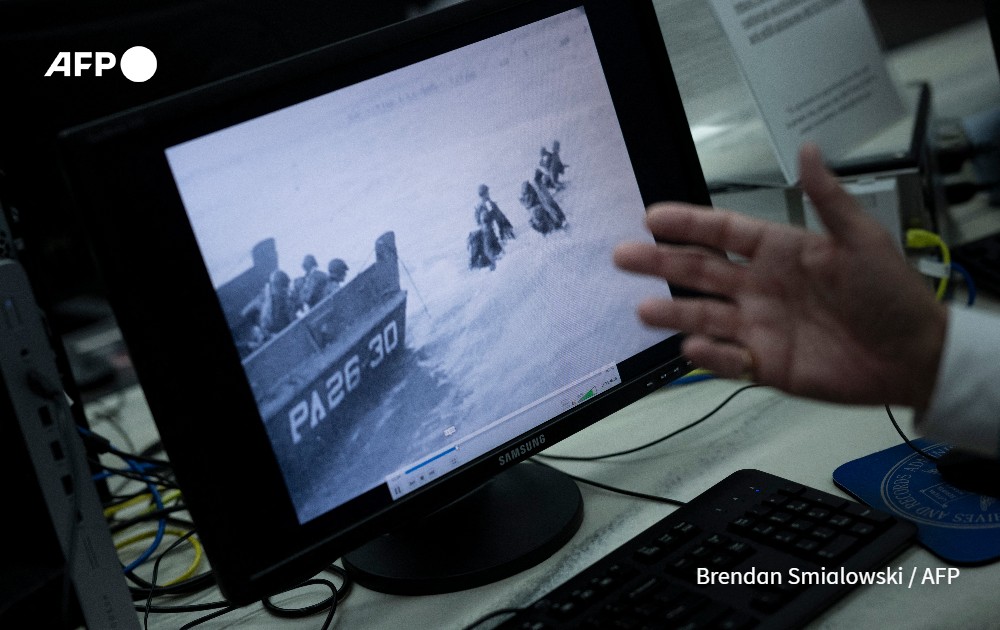 AFPcom's tweet photo. 🎧 #SurleFil - Débarquement : la mémoire oubliée des cameramen du D-Day.
🪖 À l'occasion du 80ème anniversaire du #Débarquement et de la Libération, partez à la rencontre de deux descendants de ces "cameramen".
👉 Écoutez l'épisode : https://t.co/SzF6kpG3rt

#podcast #AFP #Dday80 https://t.co/PsmF6Vl1i6