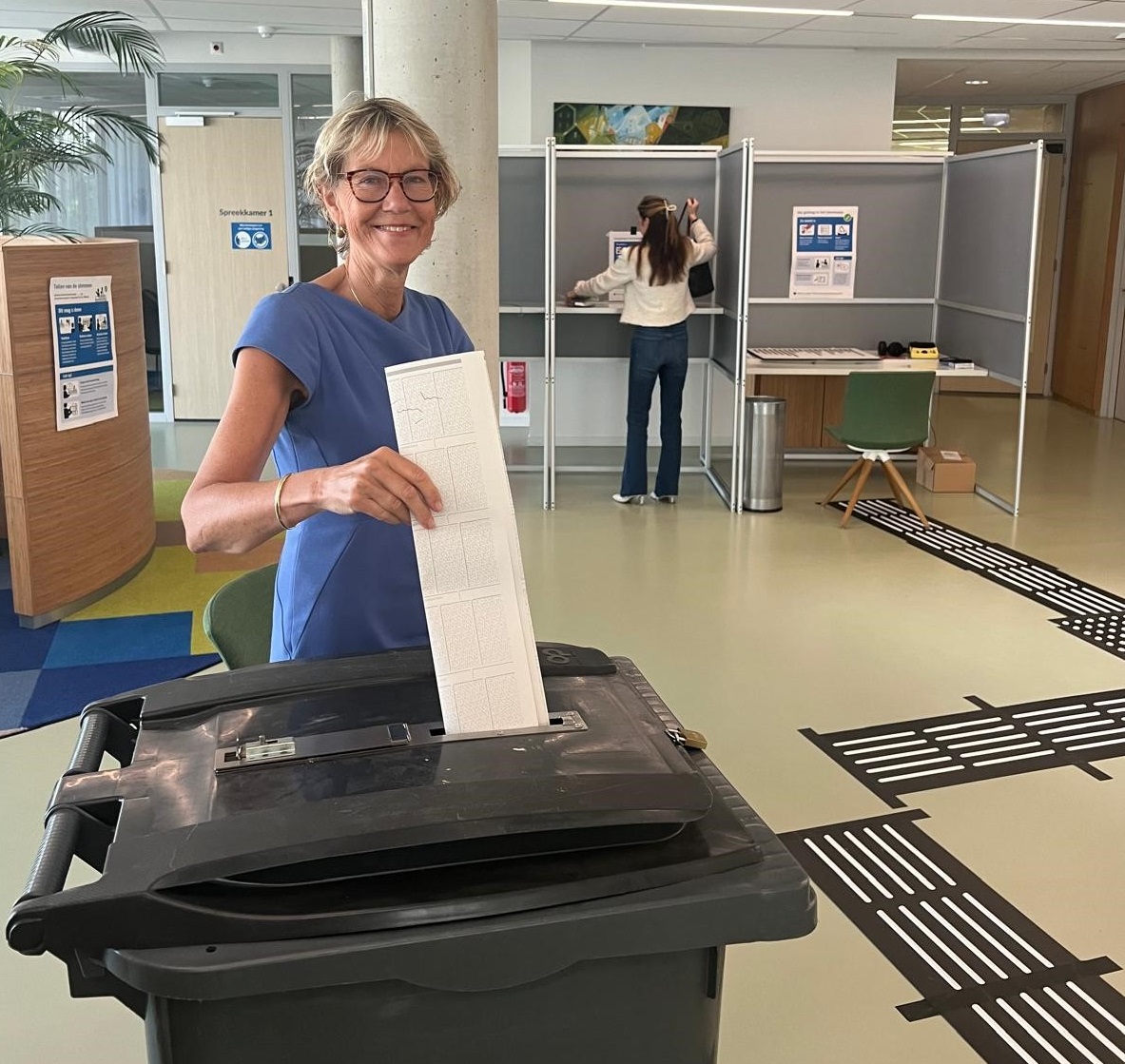 Heb jij al gestemd? Dan ben jij, net als burgemeester De Witte, een van de 6,3% van de Albrandswaarders die al vroeg naar het stembureau is gegaan. 👍✏️🇪🇺 
Stemmen kan tot 21.00 uur. Neem stempas en identiteitsbewijs mee! ✅ 
Info verkiezingen 👉 albrandswaard.nl/home/verkiezin…