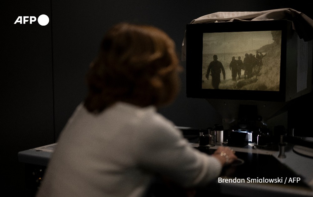 AFPcom's tweet photo. 🎧 #SurleFil - Débarquement : la mémoire oubliée des cameramen du D-Day.
🪖 À l'occasion du 80ème anniversaire du #Débarquement et de la Libération, partez à la rencontre de deux descendants de ces "cameramen".
👉 Écoutez l'épisode : https://t.co/SzF6kpG3rt

#podcast #AFP #Dday80 https://t.co/PsmF6Vl1i6