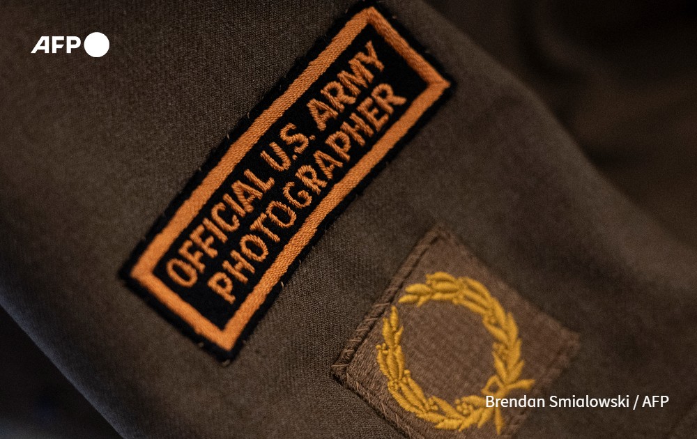 AFPcom's tweet photo. 🎧 #SurleFil - Débarquement : la mémoire oubliée des cameramen du D-Day.
🪖 À l'occasion du 80ème anniversaire du #Débarquement et de la Libération, partez à la rencontre de deux descendants de ces "cameramen".
👉 Écoutez l'épisode : https://t.co/SzF6kpG3rt

#podcast #AFP #Dday80 https://t.co/PsmF6Vl1i6