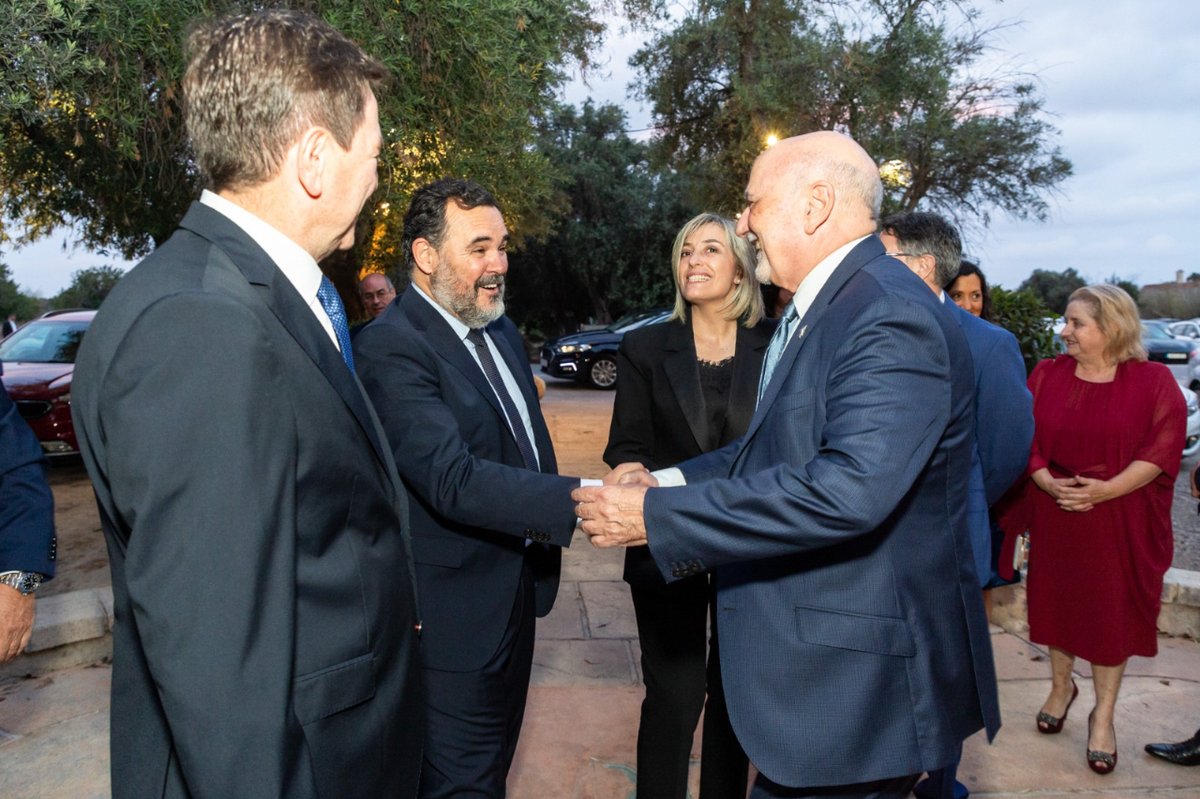 CVCA_Abogacia's tweet photo. ➡️ El presidente del #CVCA y ex decano del @ICALI_ColegAbog Fernando Candela 📌 ha asistido
al acto en honor al Patrón S. Raimundo de Peñafort 🏅 en el que además se ha hecho entrega de distinciones a los/as compañeros que han cumplido 50 y 25 años de colegiación en el #ICALI 👏 https://t.co/8jUyqMZfXT