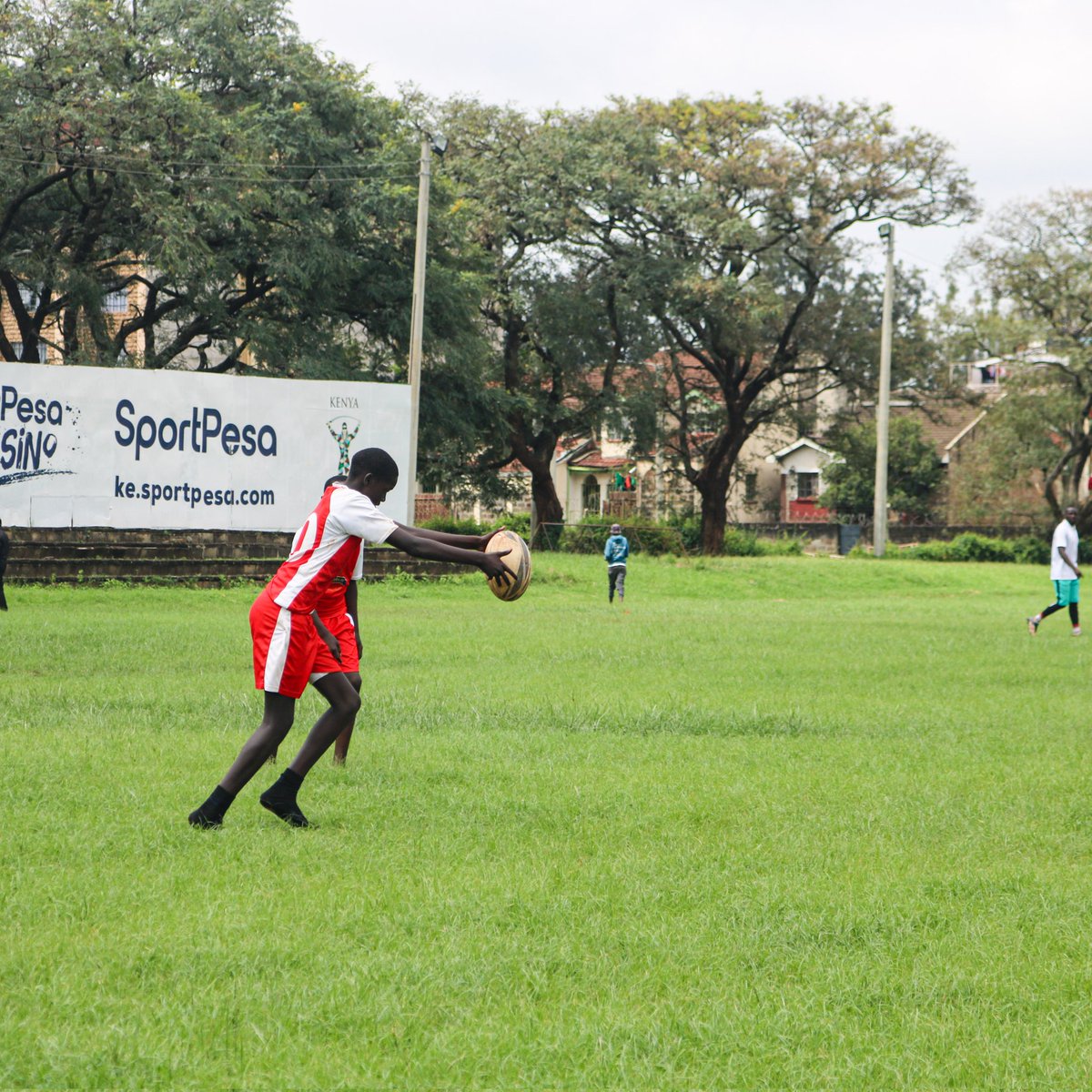 VisionsRugby's tweet photo. Most players don't have the soft skills to execute a play.
At visions academy we teach the soft skills to play well in the modern game.
Learning a skill takes time hence the kids develop the discipline to learn.
Meet Onyancha our 13 yrs old fly half.

#rugby https://t.co/zG9XDojnwB