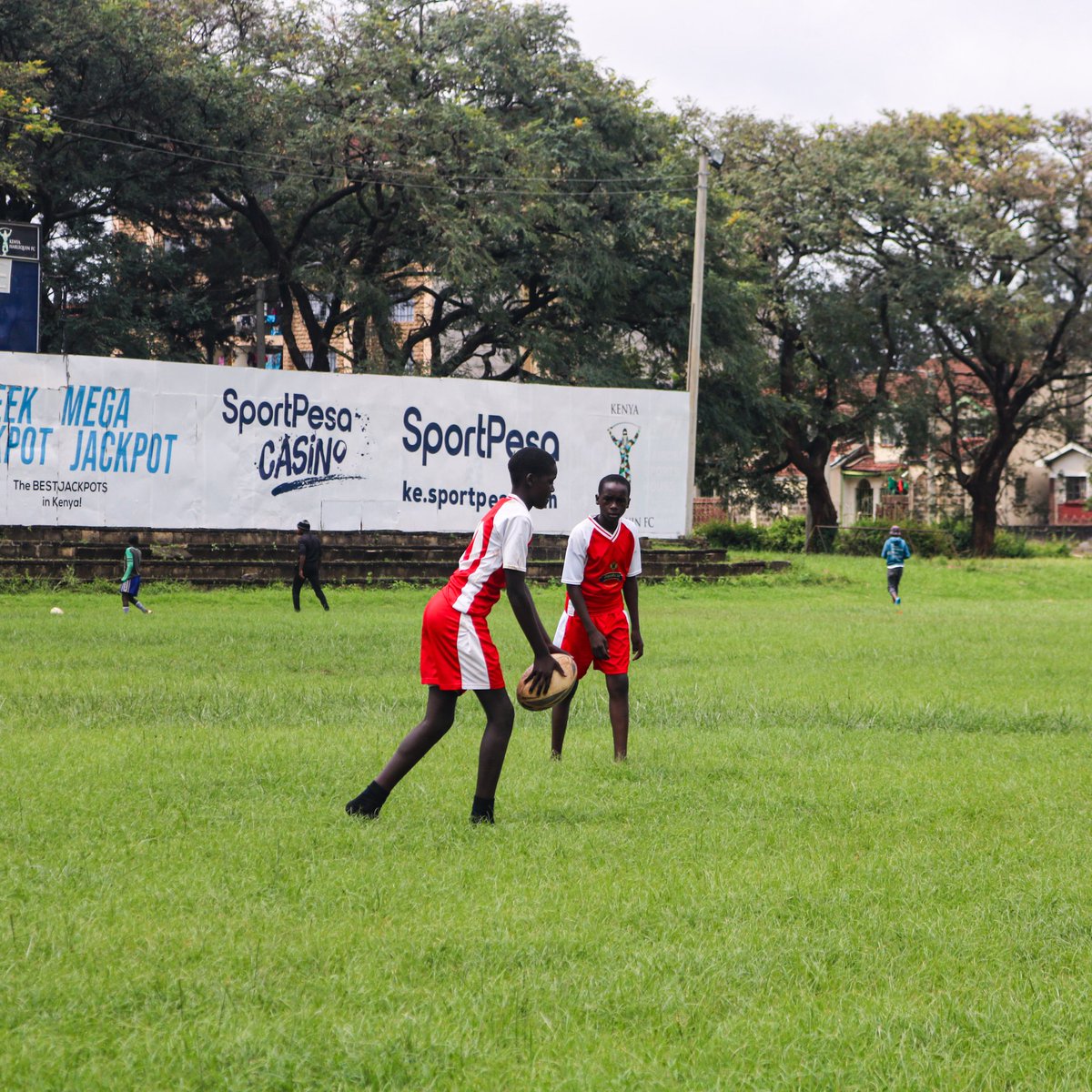 VisionsRugby's tweet photo. Most players don't have the soft skills to execute a play.
At visions academy we teach the soft skills to play well in the modern game.
Learning a skill takes time hence the kids develop the discipline to learn.
Meet Onyancha our 13 yrs old fly half.

#rugby https://t.co/zG9XDojnwB