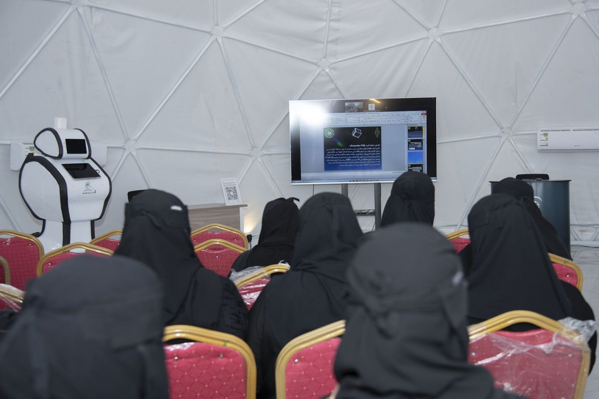 تم عقد محاضرة بعنوان الاقمار الصناعية لهواة اللاسلكي بالمنارة مساء الاربعاء 5 يونيو 2024 بالتعاون مع <a href="/AMSATHZ/">AMSAT-HZ</a> و لجنة الاقمار الصناعية بـ <a href="/hz1sar/">الجمعية السعودية لهواة اللاسلكي (SARS)</a> لمجموعة من منسوبي #تعليم_منطقة_حائل <a href="/MOE_HHL/">إدارة تعليم حائل</a> 
قام بالقائها رئيس لجنة الاقمار الصناعية الاستاذ عبدالرحمن غلاب الشهراني <a href="/HZ1DG/">عبدالرحمن غلاب العجيري الشهراني🇸🇦 HZ1DG</a> ، وتم