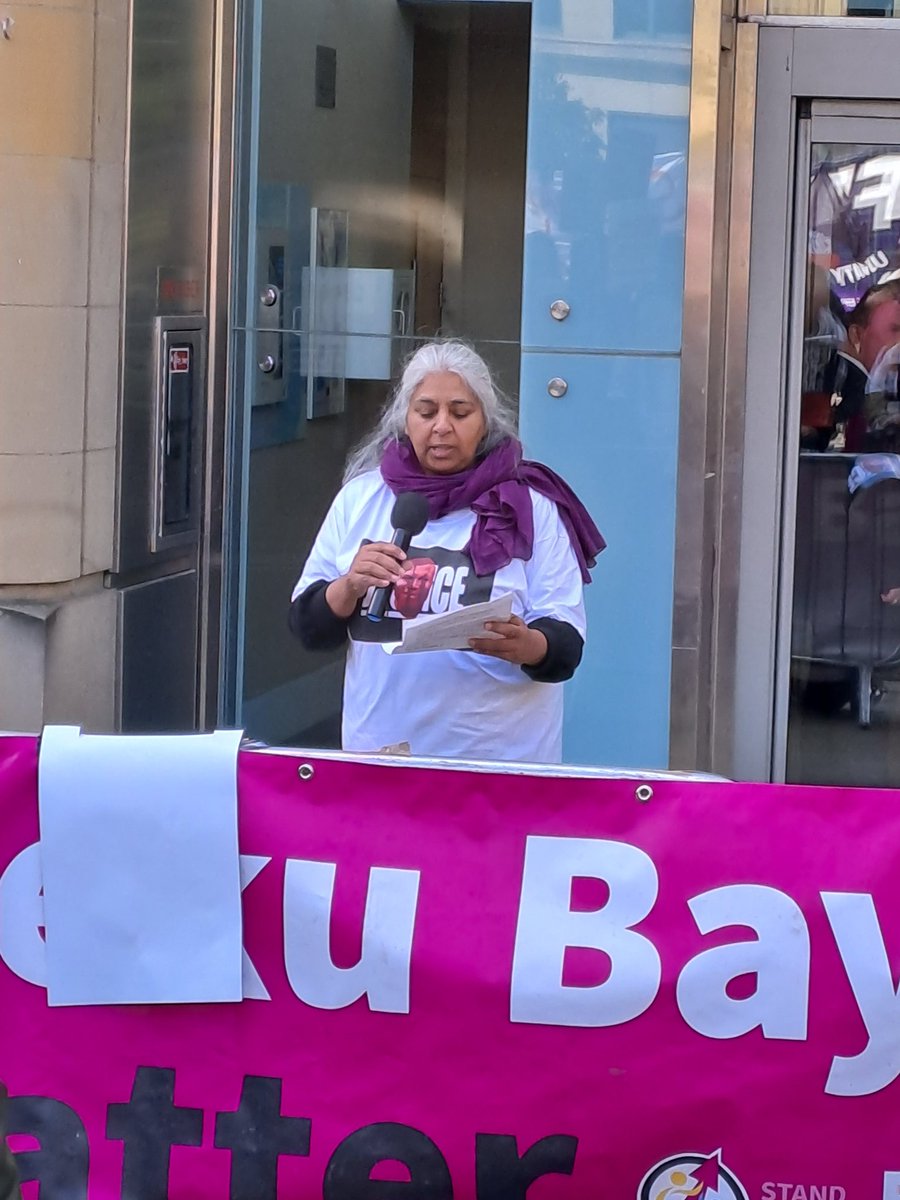 NASUWT_Scotland's tweet photo. Nahid Aslam, member of the NASUWT Black Network, speaking powerfully at this mornings vigil.

The family's fight for justice is a service to every other person of colour.

We today draw a line in the sand to say no more. 
#blacklivesmatter #justiceforsheku https://t.co/r0Z8y9rKUl