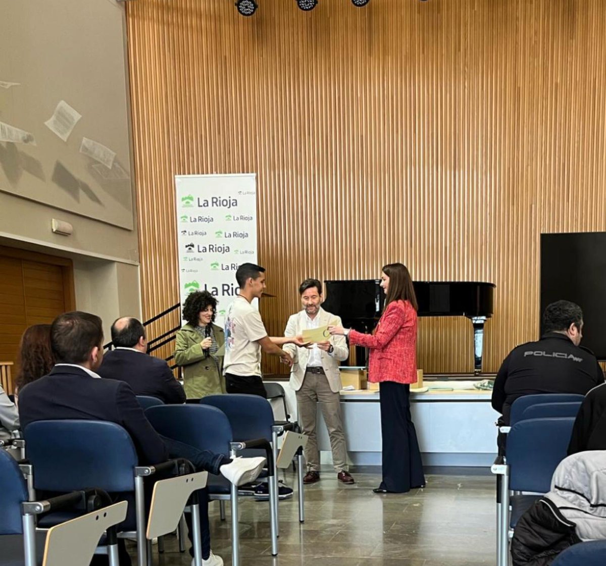 iescomercio tweet media