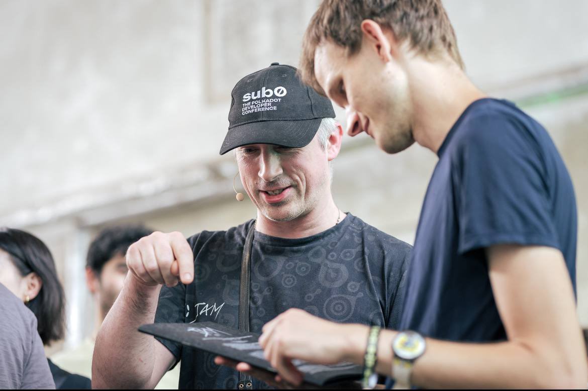 Vitalik Buterin avec le Greypaper de Polkadot JAM