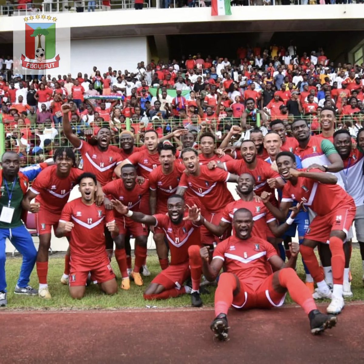 #Nzalang, mucha fuerza y ánimo. Toda África ahora tiene miedo a este pequeño equipo que hace años, no era reconocido. Por vuestro día a día, ya vemos los resultados. Los grandes ganando a #Nzalang con penaltis inexistentes. 
 #ESTAMOSCONVOSOTROS
#NZALANGNACIONAL
#ORGULLONACIONAL