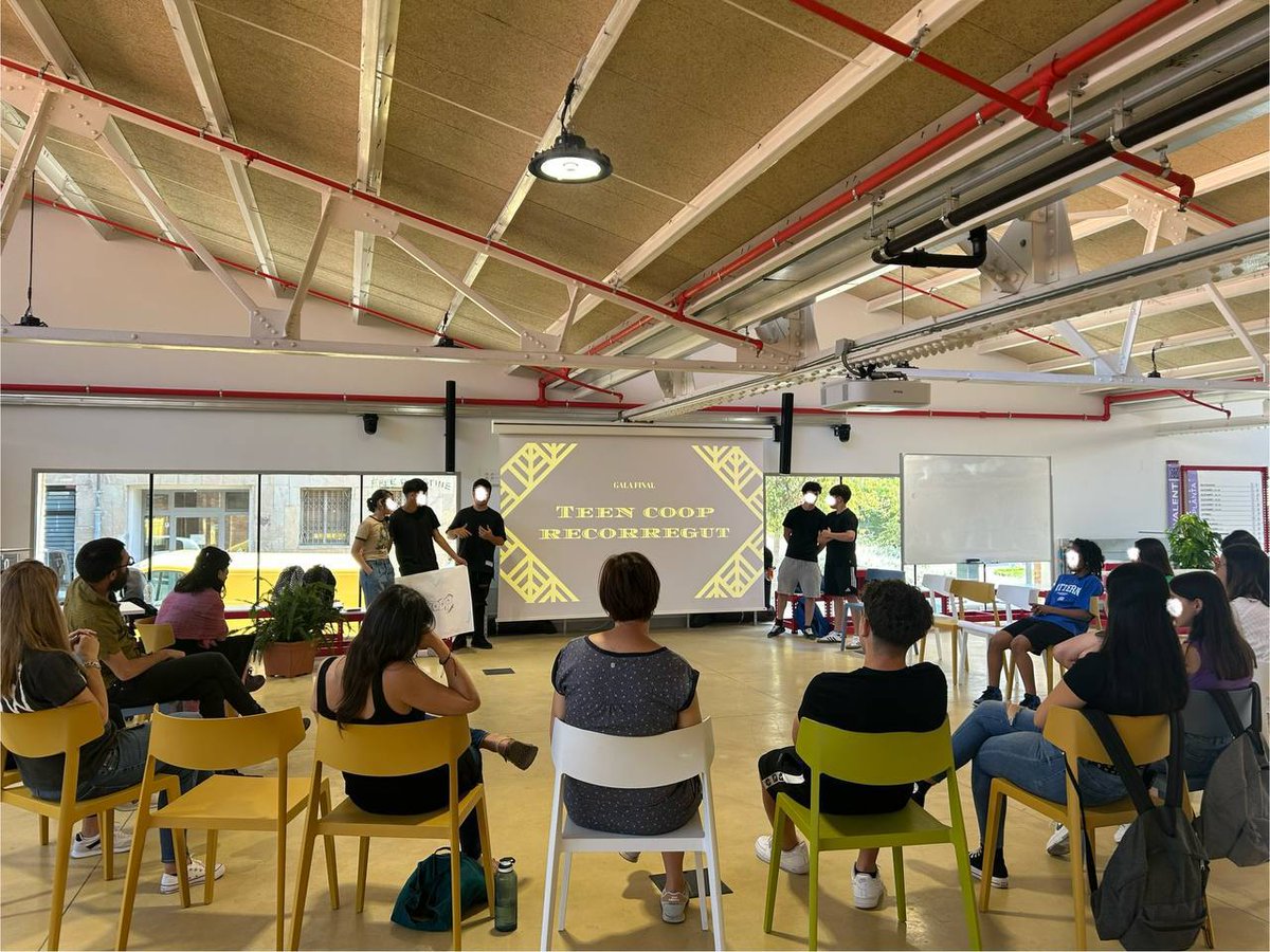 AltresEconomies's tweet photo. Ahir al @Bloc4BCN, va tenir lloc la Gala Final de la 6a edició del Projecte de Microcooperatives d’Alumnes del programa #TransformESS de @barcelonactiva.
Aquest curs 2023-24 hi han participat 9 centres educatius, que han compartit experiències i aprenentatges en aquesta trobada! https://t.co/4GkodiT6FA