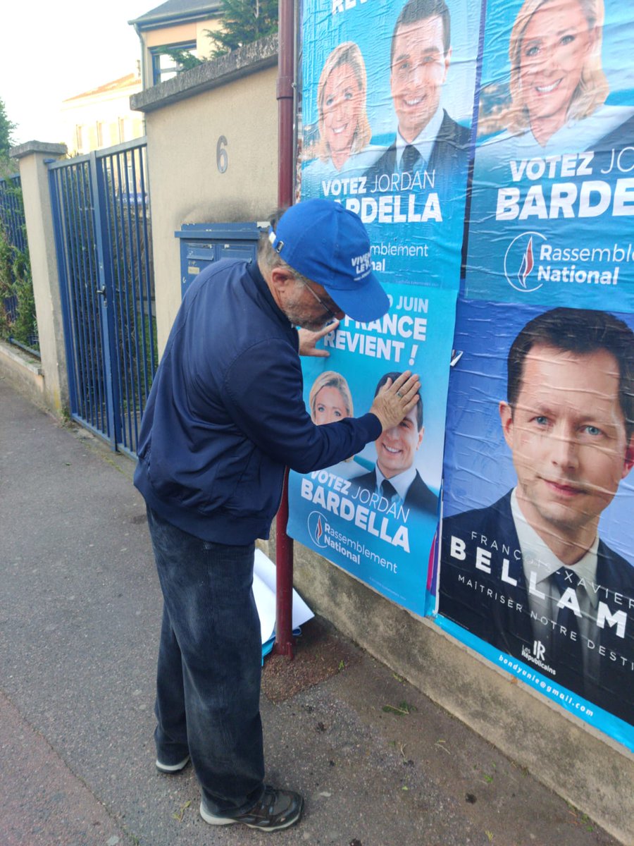kozelko_eric's tweet image. Collage nocturne hier de 90 affiches officielles #laFrancerevient sur tous les panneaux électoraux des villes de Bondy et Drancy.
Merci au RNJ Louis  et à notre chauffeur l'indispensable Jean-François.
#Vivementle09juin
#VotezBardella
#1seuljour1seultour1seulvote
#nulabstention
