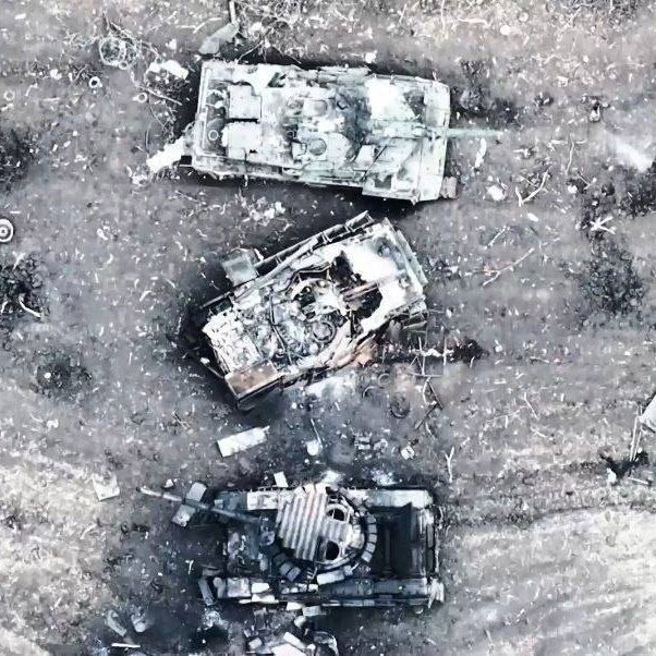 NikGerassimow's tweet photo. Update #Ukraine
Heute in einem anderen Format: nämlich mit der Frage, ob sich der Panzer als Kampfeinheit in der modernen Kriegsführung ausgelebt hat.
Die Debatte gewinnt an Fahrt.
Panzer sind verwundbar geworden. Gleichzeitig entstehen sonderbare Neukreationen.
Thread 👇
(1/25) https://t.co/KQHnm0Web8