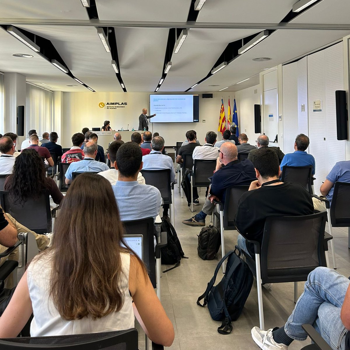 En marcha la jornada "IA, Robótica y Automatización aplicada al sector del reciclado".

✅ Está patrocinada por <a href="/ANARPLA/">ANARPLA</a>, <a href="/It3dgroup/">IT3D GROUP</a> y <a href="/MESbook_/">MESbook</a>.

Durante la primera sesión se están tratando los retos del sector del plástico y soluciones globales.