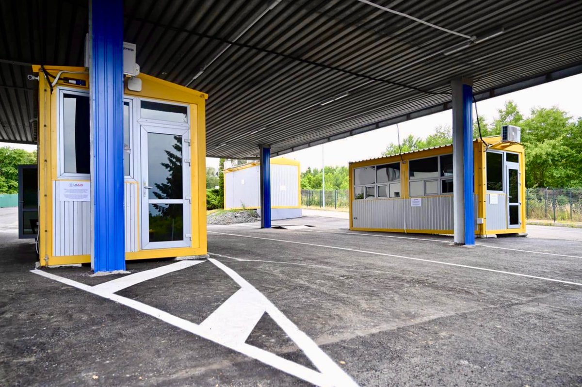 RestoreUA's tweet photo. Modernization of Uzhhorod–Vyšné Nemecké checkpoint
The Uzhhorod–Vyšné Nemecké checkpoint on the 🇸🇰-🇺🇦 border has been fully repaired and reopened, thanks to @USAID support.
Modernization included the installation of modular buildings for offices and toilets, traffic management facilities, road signs, barrier fencing, cargo scales, LED lighting, and road surface repairs.
Now, the Uzhhorod–Vyšné Nemecké checkpoint can handle more traffic, increasing its capacity from 630 to 900 vehicles per day. The upgrade also includes additional offices for passport and customs clearance and a new waiting area for vehicles before crossing into Slovakia. Passenger car traffic, suspended during the works, has already resumed.
Similar upgrades were recently completed at the Yagodyn-Dorohusk checkpoint on the 🇺🇦-🇵🇱 border. Grateful to our partners for their ongoing support.
Background: 29 checkpoints on Ukraine's western and southern borders are managed. Some have been modernized, while others are still being repaired. The goal is to improve export logistics, ensure fast delivery of humanitarian and military cargo, and make border crossing more comfortable for everyone.
#WeBuildUkraine