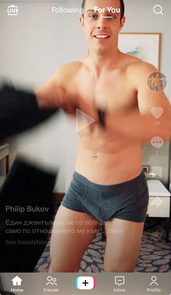 На Буков наистина ще му се окаже малък (в клипа нищо не личеше)