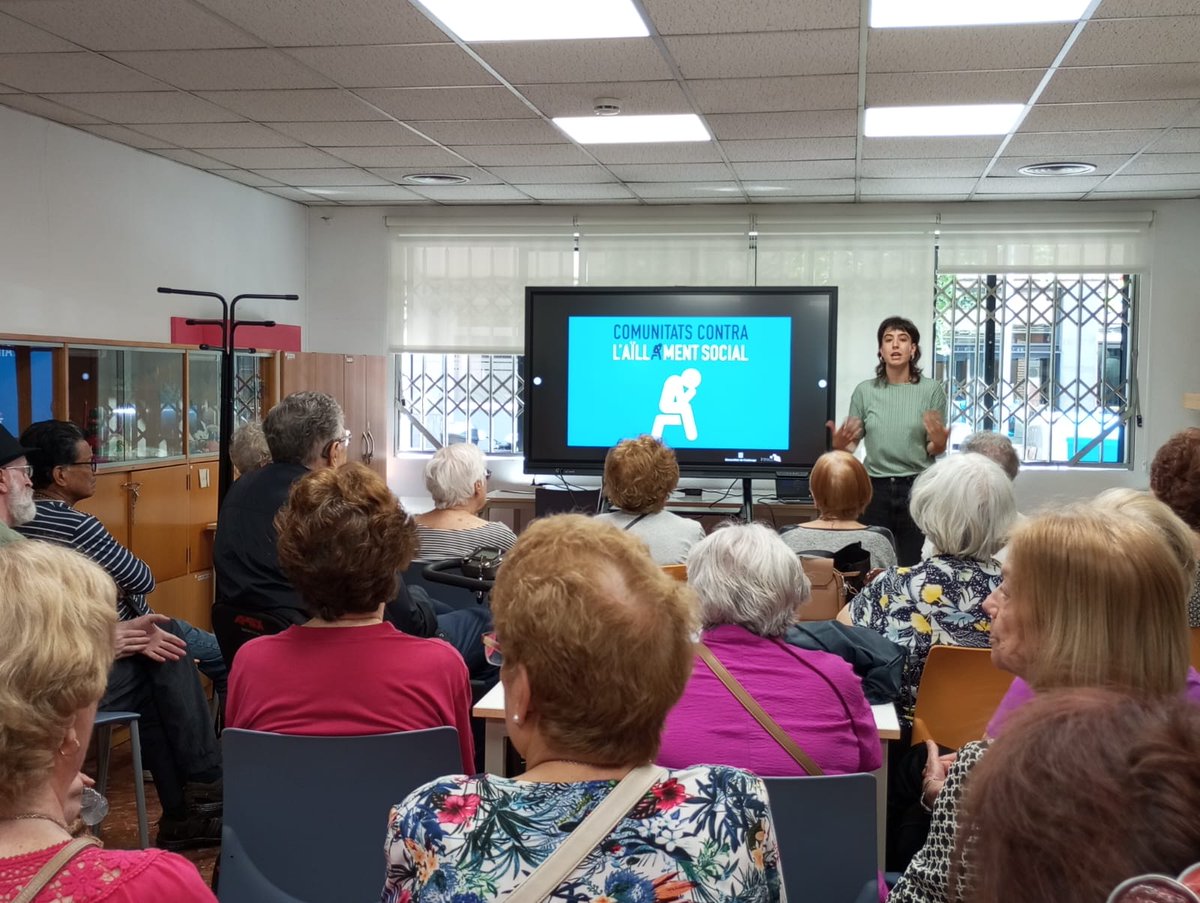 CasalEAMP's tweet photo. 🟠Fent comunitat contra l'aïllament social. Presentació al centre cívic i comunitari del carrer Xifré. Som-hi!
#calotcampdelarpa #femcomunitat https://t.co/Uxbk26grOj