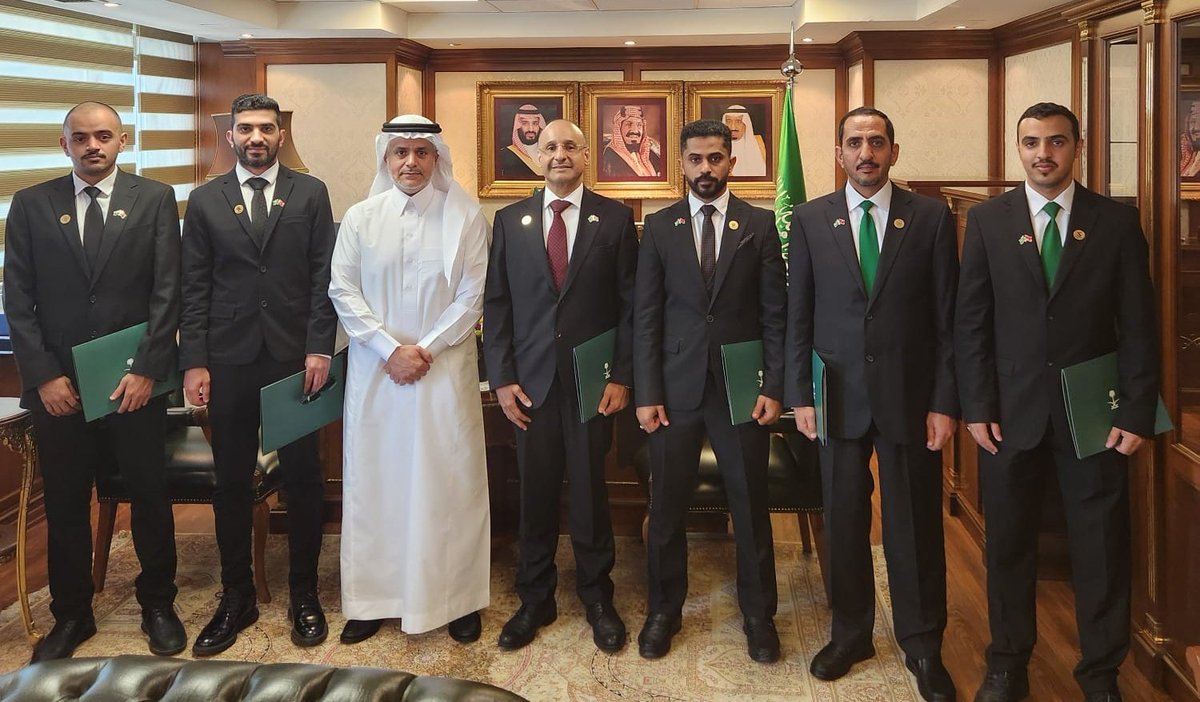KSAconsulateTR's tweet photo. استقبل القنصل العام
سعادةالأستاذعبدالمجيدبن حمد الدوسري
اليوم،فريق مبادرة #طريق_مكة
برئاسةسعادة الأستاذسعودعبدالله الرشود
 بمقرالقنصليةحيث رحب خلال اللقاءبأعضاءفريق @MakkahRoute 
وأشاد بالجهود التي بذلها الفريق في مطاراسطنبول الدولي لخدمةضيوف الرحمن وتيسير إجراءات الحجاج الأتراك. https://t.co/XKR6xey8kt