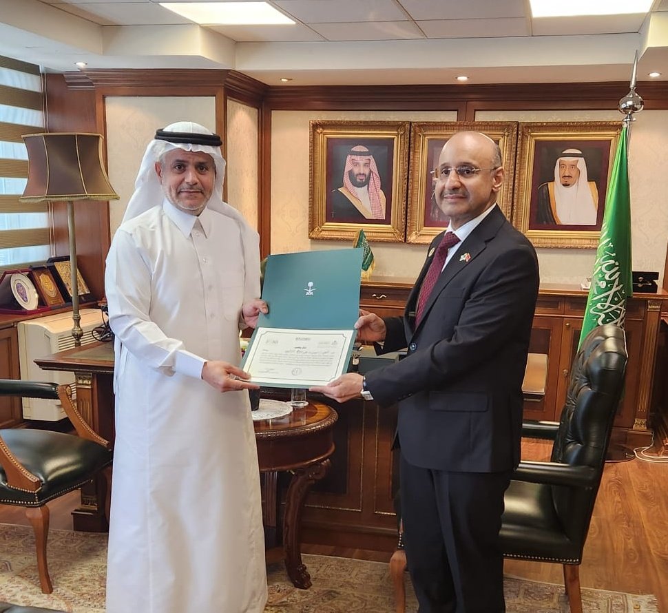 KSAconsulateTR's tweet photo. استقبل القنصل العام
سعادةالأستاذعبدالمجيدبن حمد الدوسري
اليوم،فريق مبادرة #طريق_مكة
برئاسةسعادة الأستاذسعودعبدالله الرشود
 بمقرالقنصليةحيث رحب خلال اللقاءبأعضاءفريق @MakkahRoute 
وأشاد بالجهود التي بذلها الفريق في مطاراسطنبول الدولي لخدمةضيوف الرحمن وتيسير إجراءات الحجاج الأتراك. https://t.co/XKR6xey8kt