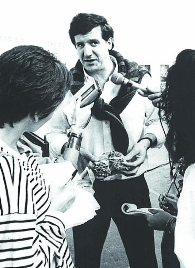 ConsuorF's tweet photo. #TalDiaComoHoy de 1988 #ETA asesinó en #Elgoibar a Patxi Zabaleta, 12 días antes mataron a su amigo Sebastián Aizpiri, previamente HB=ETA los señaló con una de sus crueles campañas de calumnias y difamación. El motivo real: se negaron a pagar su extorsión. 

#Heroes 

HILO ⤵️ https://t.co/lFL101Undc